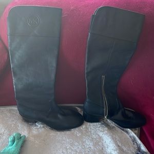 Never worn knee high reg calf width size 9 Michael Kors